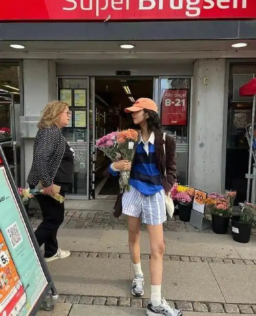 韩国时尚博主穿搭,特别心水这种舒适休闲的穿搭,随性自然的拍照风格