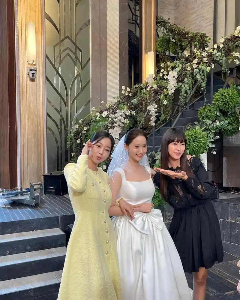 现实什么时候结婚呢[笑哭] #明星动态# #明星穿搭# #林允儿