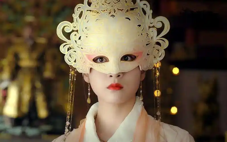 古装剧中女星戴面具,唐嫣可爱,鞠婧祎仙气,看到热巴画风却变了