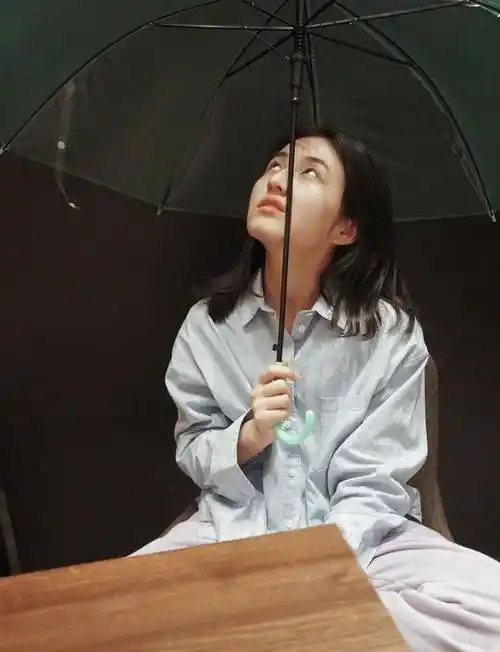 张子枫真是从小美到大,学生范穿搭青春又活力,19岁就该这么穿_造型