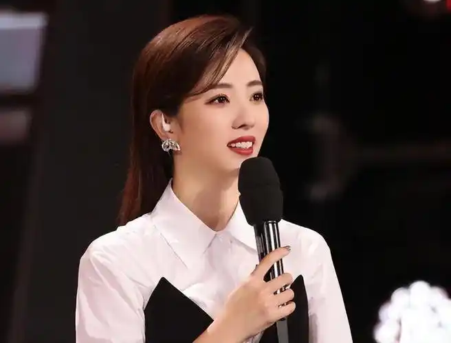 央视一姐李思思官宣辞职留32字内涵疑被逼走小号带货引热议