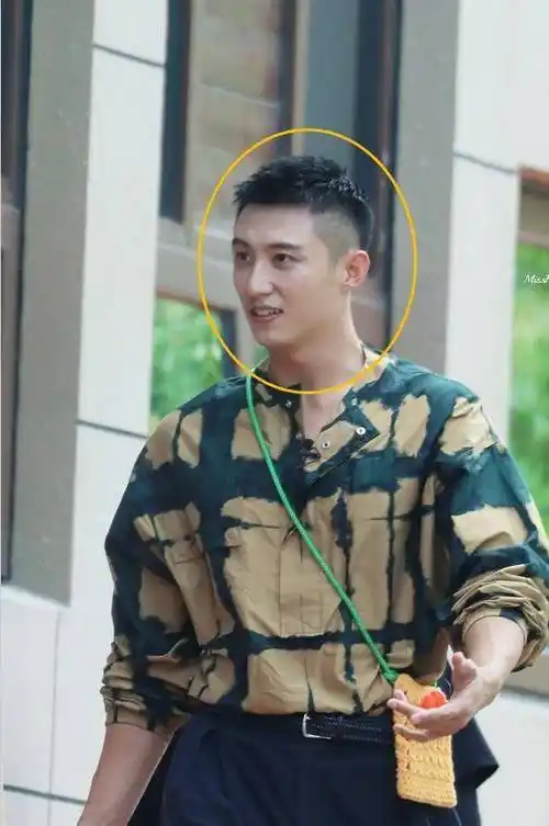 录制综艺节目总是轻松愉快的.作为快书的老朋友,黄景瑜更是肆无忌惮.