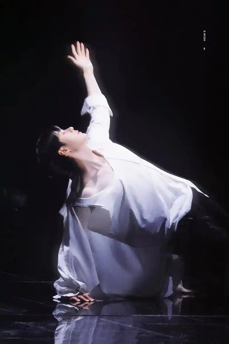 王一博跳舞 #王一博赤脚跳像阳光那样 唯美惊艳,绝了 - 抖音