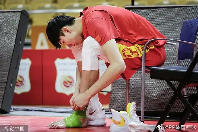 周琦受伤脚踝特写 这大脚至少得50码吧?