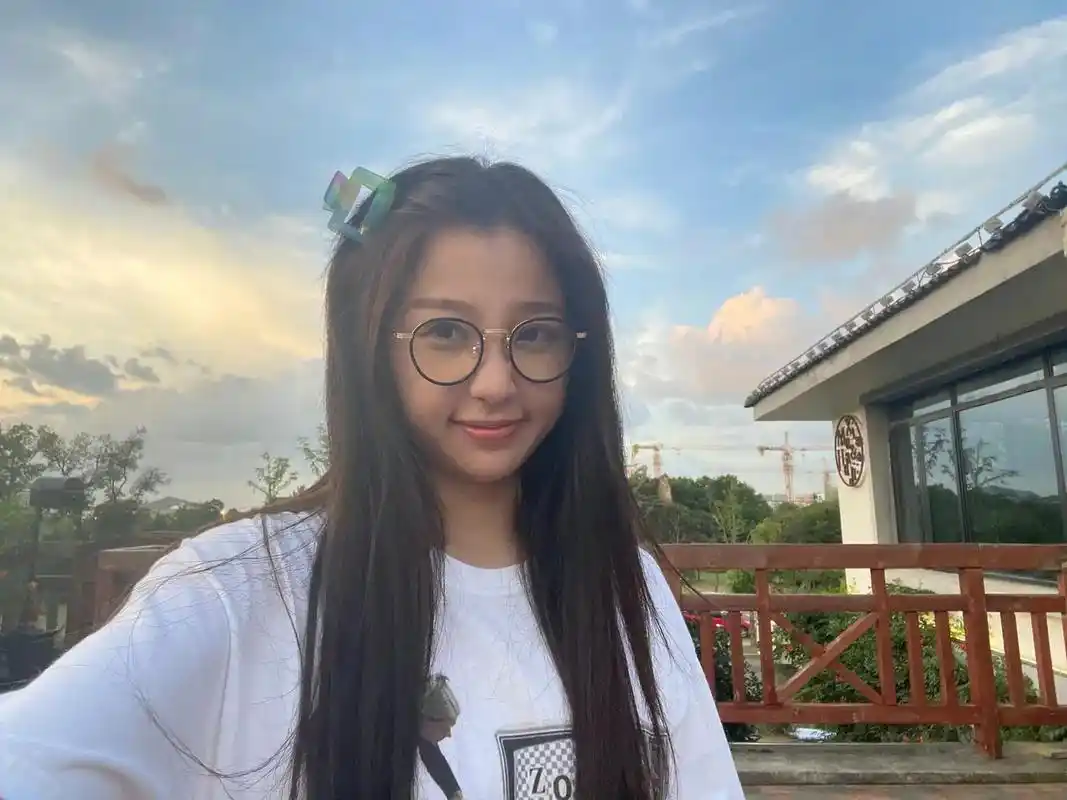 虞书欣素颜出镜好真实,山间洗头画面太美,网友:"治愈了"