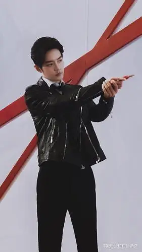 看到肖战罕见的吸烟照血槽已空跪求他快去演个迷人的反派