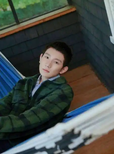 王源清爽小平头户外写真,文质彬彬尽显暖男气质_手机搜狐网