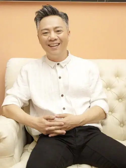 p>李晓东,又名李丰溢,1969年7月5日出生于北京市,中国内地民谣男歌手