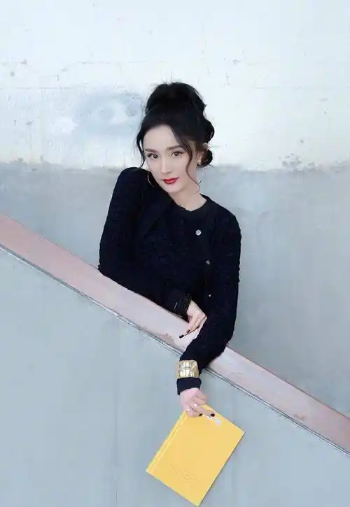 原创杨幂高清写真贵妇姿态太到位了小蛮腰大长腿吸睛五官太漂亮