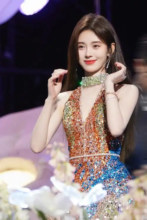 鞠婧祎红毯造型太惊艳,金色流彩亮片礼服长裙,优雅高贵又时尚