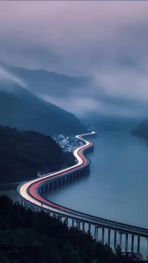 等到黑夜翻面之后,会是新的白昼,现在的你还在等待黎明吗? @视觉中国