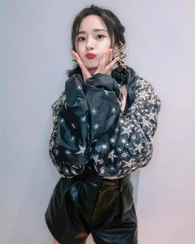 杨幂的卖萌嘟嘟嘴剪刀手"六连拍",元气活力满满,美成少女