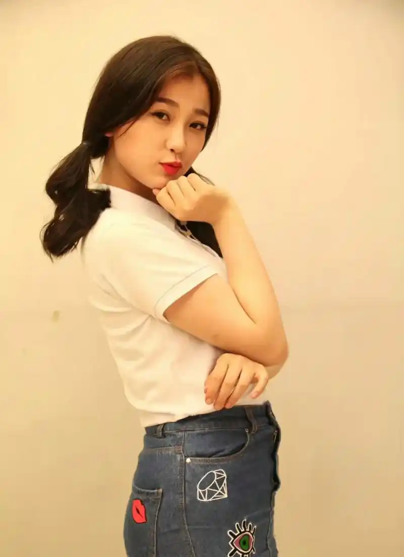 虞书欣大学时期照片,那时候还是个妥妥的微胖女生