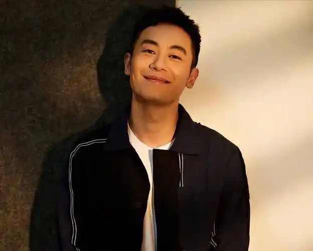 朱亚文"宠妻"人设崩塌?搂抱女化妆师拍亲密照