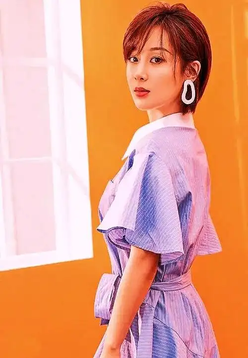 杨紫最近的时尚资源变得更加充沛了,这可能与她新的经纪人有关.