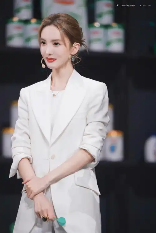 金晨超话|#海飞丝实力代言人金晨#白色西装恋人-amazingparty_金晨的