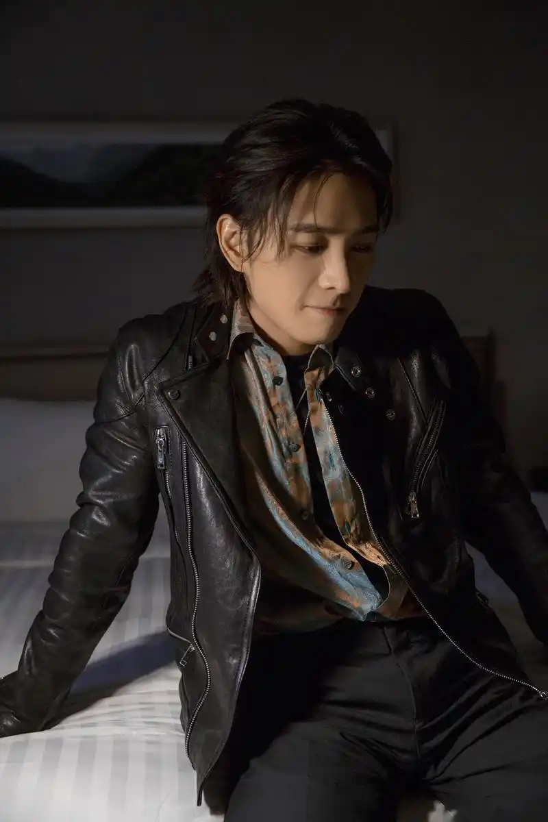 欢娱影视演员洪尧化身雅痞绅士亮相《烈火军校》粉丝见面会,剧中饰演