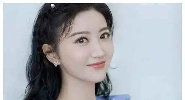 景甜:背景强大,与多位大腕合作,依旧不温不火,是演技问题吗?