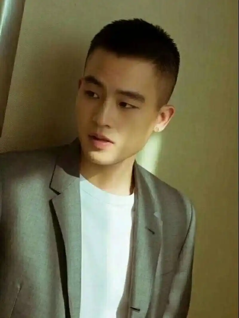 这款非常帅气的板寸头男生发型,发丝很短,给人一种别样的秋冬清爽感