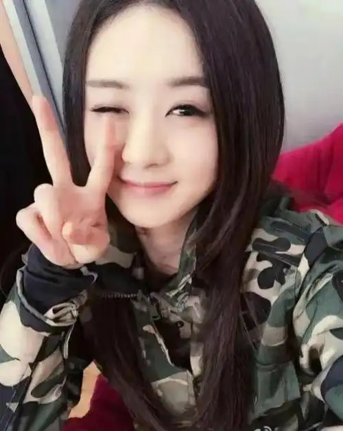 女明星军训服,陈都灵清纯,田曦薇超可爱,看到关晓彤,太美了!