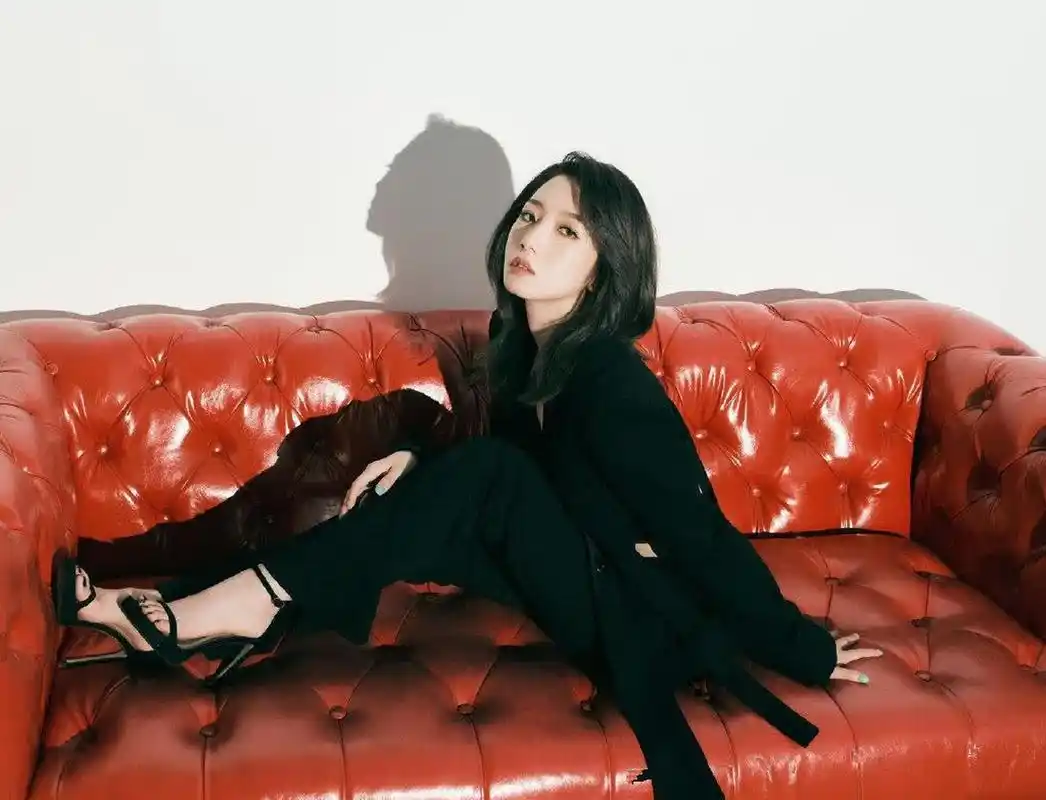 孟美岐的一字带高跟凉鞋与美足,宛如晨曦中的露珠,清新自然,纯净而