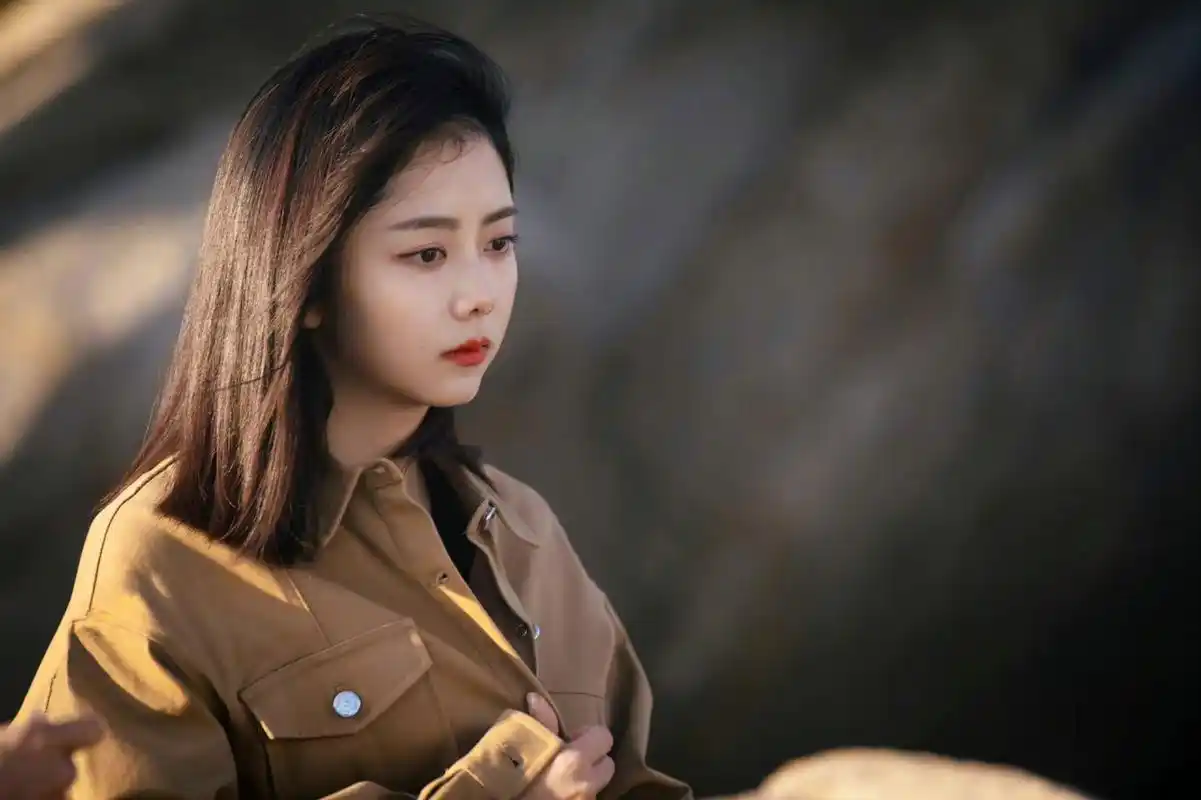 谭松韵《向风而行》程霄同款海边随拍,海风吹拂发丝,眼神中偶尔浮现出