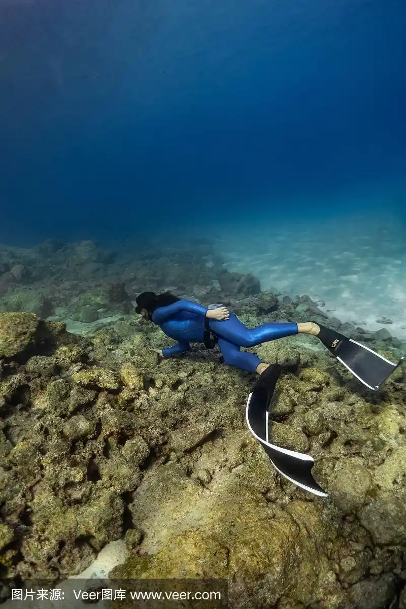 海里的自由潜水女孩.