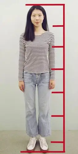 全身照:侧面:正面:为了更详尽的了解主人公的面部及身材特点,我们拍摄