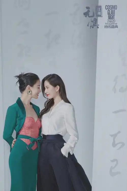 刘诗诗倪妮走红毯拥抱牵手装接吻被吐槽太刻意