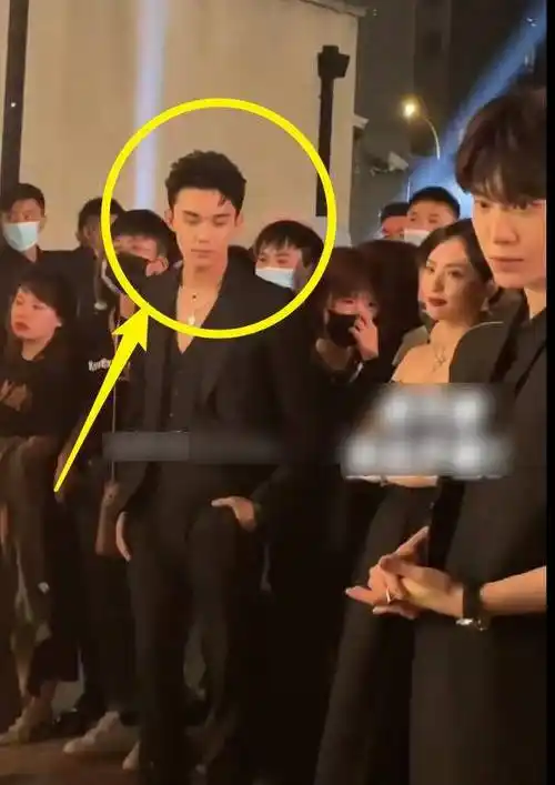 钟楚曦亮相活动范丞丞吴磊看她的眼神引热议真实素质很显然