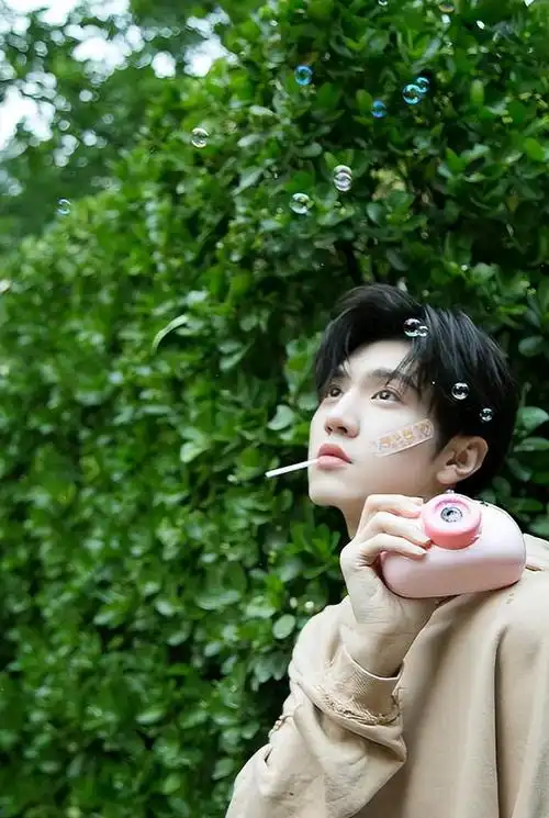 除了是近年让人心动难耐的新晋校园男神之外,陈哲远也晋升我们心中