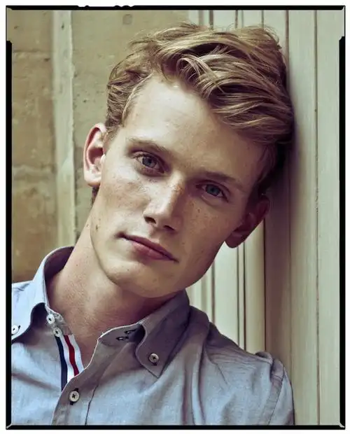 身高191cm,长着可爱雀斑,迷人而温和的加拿大男模malcolm de ruiter在