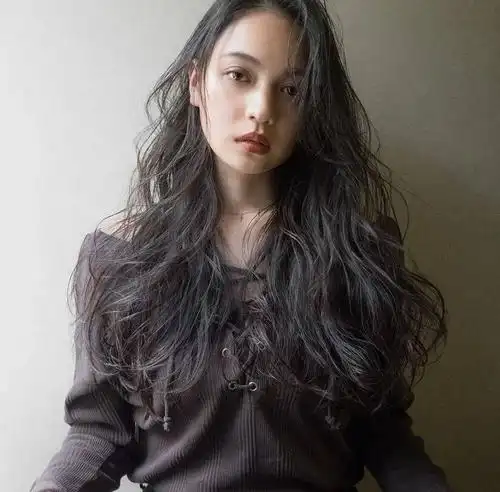 烫的中长发是真的十分甜美惹人喜欢稍微卷发一下就能让造型美感大增你