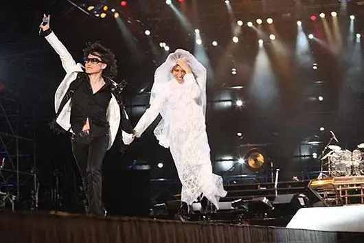 日本视觉系乐队x-japan 演唱会穿婚纱惊艳出场