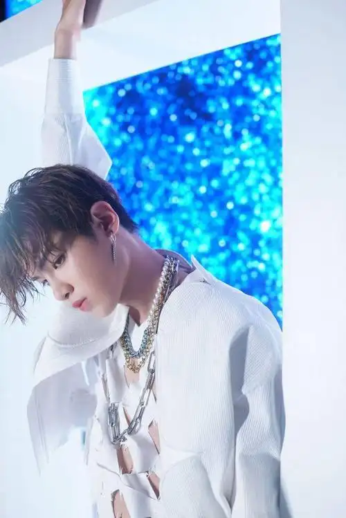 justin最新写真大片公开 "在夜晚的星空里,你永远是最亮的那一颗"