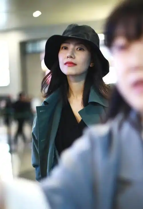 高圆圆产后现身机场,穿风衣红唇,苹果肌脸抢了她的风头|短发|刘诗诗