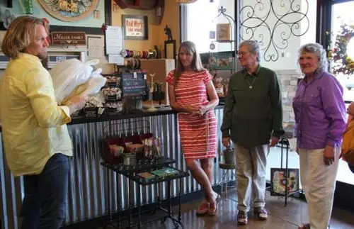 美国男子一夫多妻被判合法引热议(组图)【2】