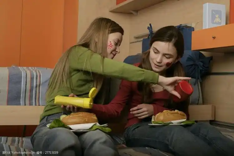 吃面包的女孩图片