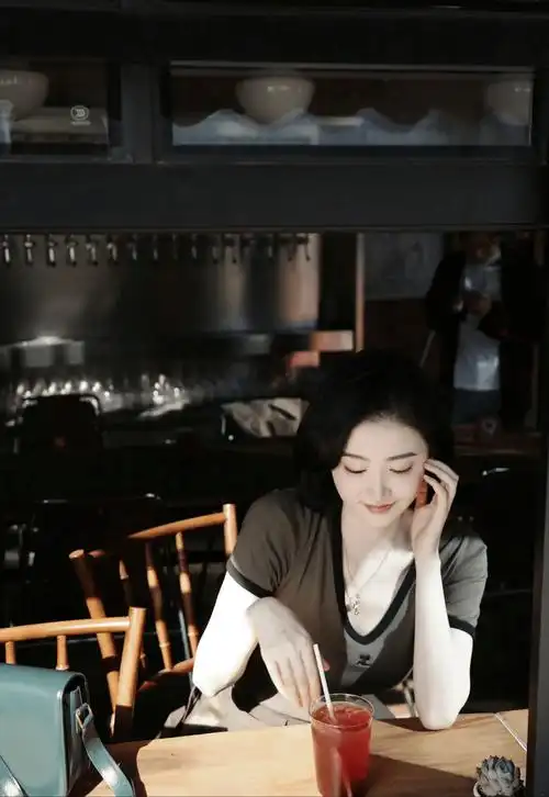 景甜午后时光写真:女神的惬意生活