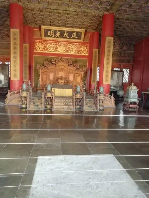 乾清宫是皇帝的寝宫,也是皇帝处理日常政务的地方,里面装饰尽显豪华