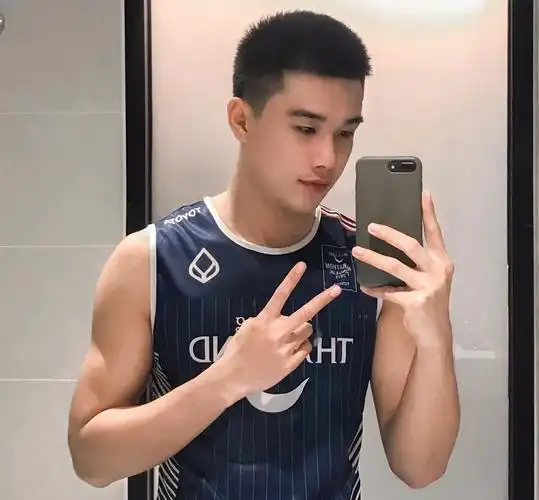 04.精致利落的短发最能提升颜值