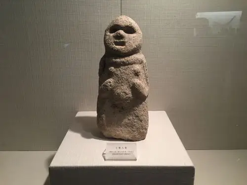 讲解员说这是红山文化时期的"女神像"