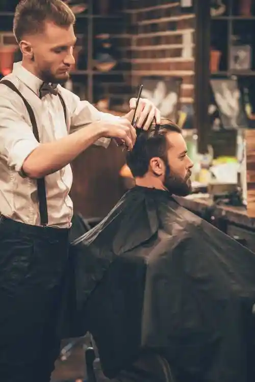 顾客答谢为自己设计发型的发型师