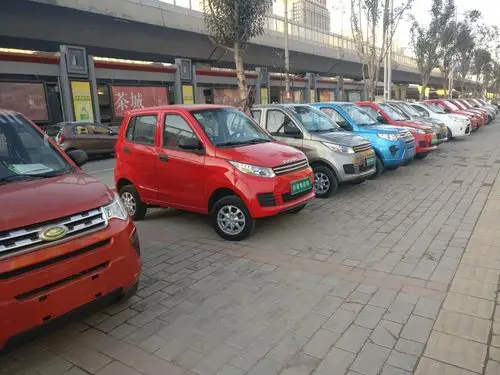 郑州中州大道航海路交叉口停满老年代步车