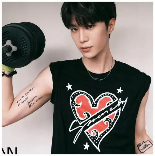 看上面的就是吴亦凡,一个在大家心里面十分时尚的男艺人,还是很高级的