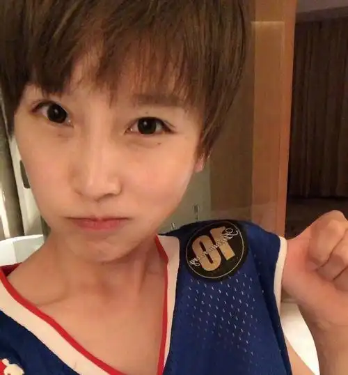 我们从照片中可以看到谢楠的素颜照,跟主持节目时候的样貌差了很多