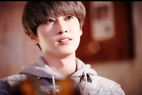 他搞笑,喜欢他的人觉得他有才,爱他的人觉得他真的辛苦了,出道十年