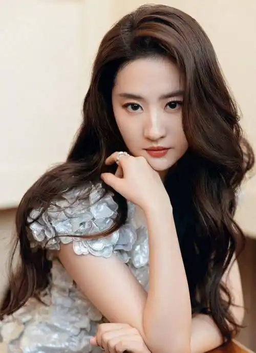 明星写真:刘亦菲绝美深v花瓣礼服长裙时尚照,雍容华贵气质优雅_下巴