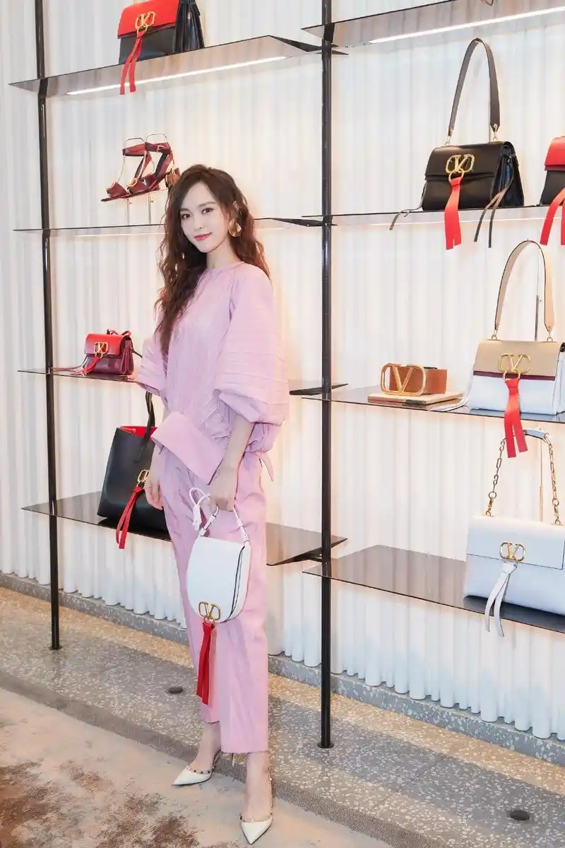 唐嫣新造型美呆了身穿粉色套装甜美浪漫披肩卷发美出了新高度