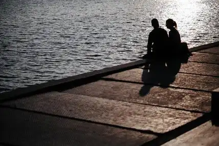 坐在海边的背影图片